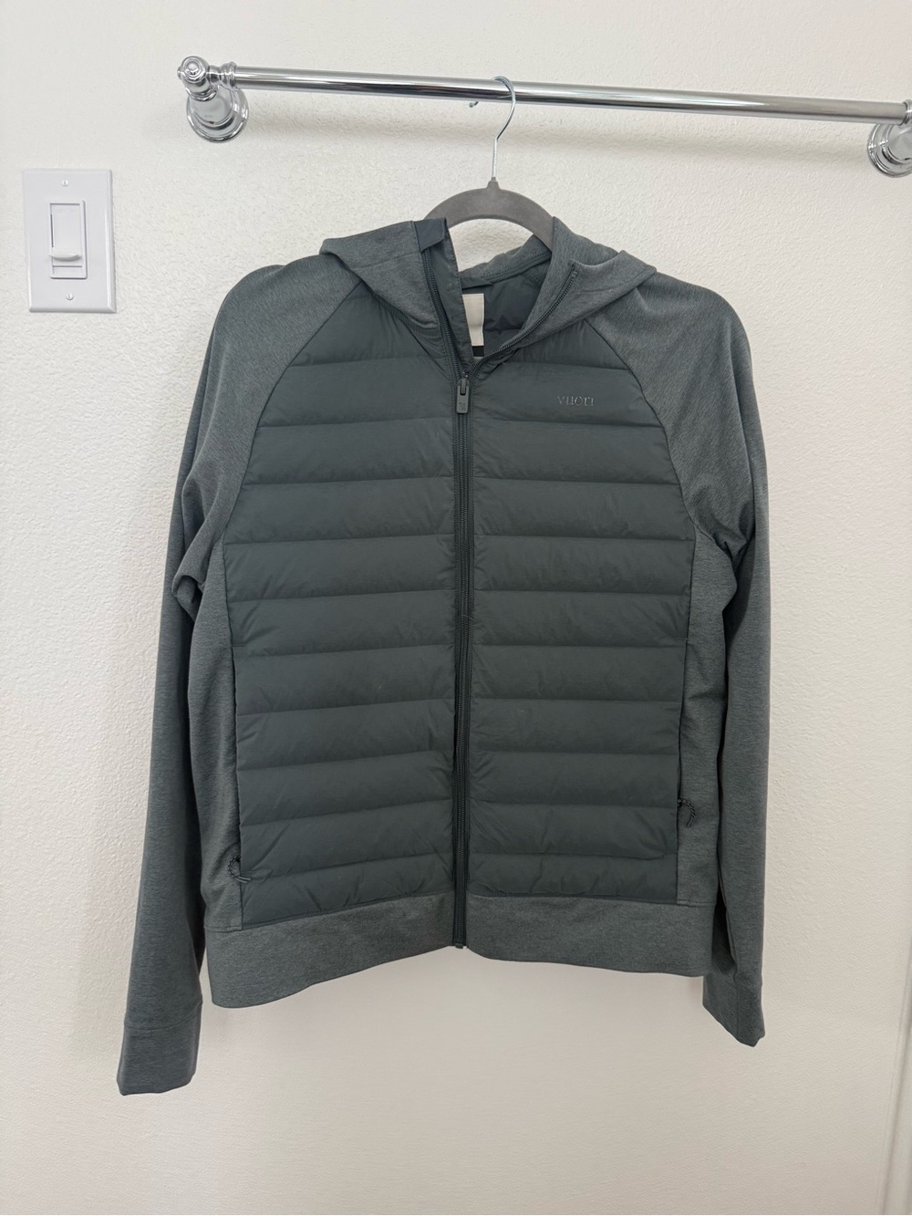 Vuori Men's Quilted Hooded lightweight Puffer Jacket - greenish grey